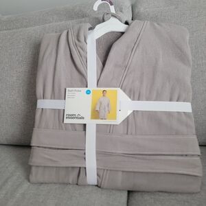 NEW Room Essentials Light Gray Bath Robe with Pockets